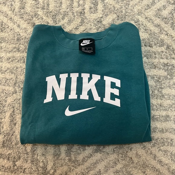 Nike Tops - Nike crewneck